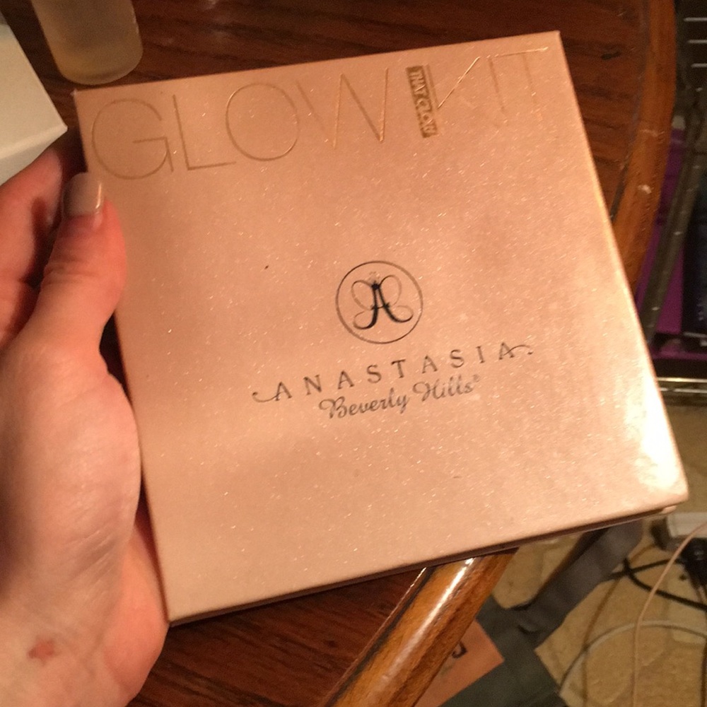 Anastasia Beverly Hills Glow Kit—reposh